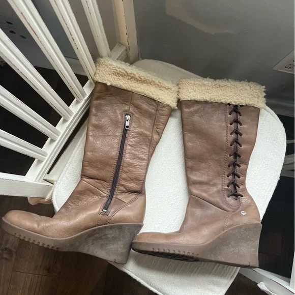 UGG 5450 Felicity Brown Leather Boots Sheepskin Cuff Wedge Heel Size 7 Pre-Owned - Picture 3 of 7
